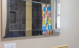 07-mid-century-design-guest-bathroom-mirror-cantu-600×900