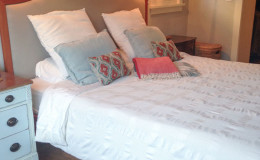 08-warm-craftsman-home-bedroom-bed–Interior-design-berkeley-CA-nibler-600×800