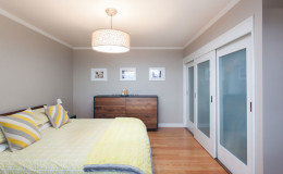 09-mid-century-design-bedroom-closet-doors-cantu-900×600